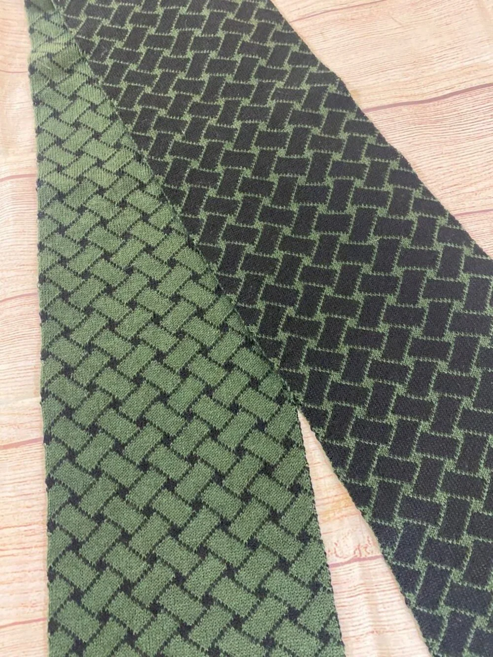 Tele--Strikk Unisex Norweigin Green And Black Patterned Wool Sarf - OS